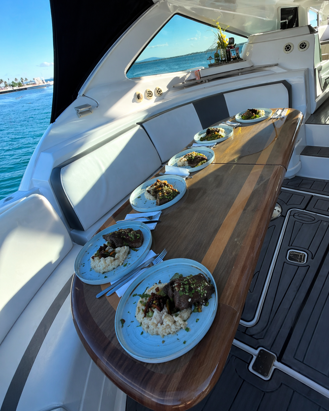 Cruiser 54' Yacht luxury day at sea